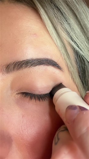 Mastering Wing Eyeliner with Easy Stamp Techniques