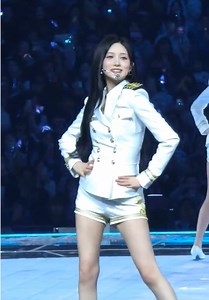 IVE Gaeul Performs