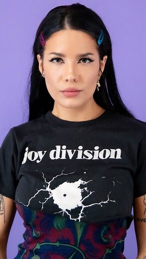 Glory Magazines on Instagram: "Halsey, Zane Lowe ile yaptığı röportajda müzik şirketiyle yaşadığı sorunları anlattı. Son albümü The Great Impersonator’ın 100 binlik ilk hafta satışıyla kendi açısından başarılı olduğunu ama şirketin beklentilerini karşılamadığı için yeni albüm yapmasına izin verilmediğini söyledi. Turnesinin kariyerinde en çok bilet sattığı turne olduğunu ve geçmiş başarılarının bugün hala kendisine baskı olarak döndüğünü anlattı. Ayrıca lupus ve kemik iliği hastalığıyla verdiği 