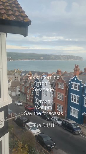 #goodmorning from #swanage, the forecasts suggest a dry morning and wet pm with breeze from the south Dress for the weather! I will be indoors at @andyknillartstudio from 10 until 4 (winter opening hours until 31/03/2026). Enjoy your day. | Andy Knill Art