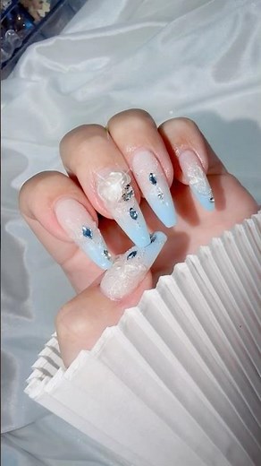 집에서 하는 셀프 네일아트🦋 그라데이션 + 글리터 + 나비 스티커 활용법 #Shorts #네일아트 #여리여리네일 #나비네일 #그라데이션네일 #글리터네일 #영롱네일