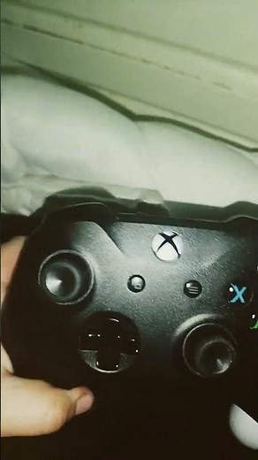 How to stop the blinking on Xbox Controllers. (IT ONLY Works FOR ONE CONTROLLER EACH) #console #easy