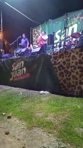 Ahí cantando en Pucallpa en el 30 aniversario de Roca fuerte ctos 999998605 | Joaquin Arpe | Facebook