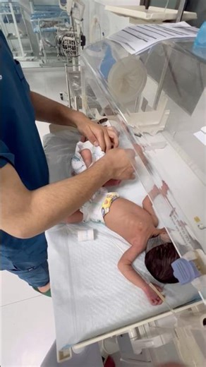 How to Bottle Feed Twin Babies | Easy Feeding Tips #viralbaby #neonatologist #baby