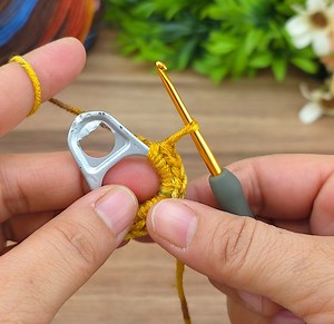 I made it with colorful knitting thread using a pull ring and got the order. #crochet #knitting | Desing Crochet