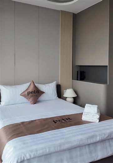 Deluxe Queen Room With Balcony at Petit Hotel