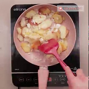 133K views · 1.6K reactions | Sült krumpli csupán 5 perc alatt. Krumpli, hagyma és császárhús, ennyi! hozzávalók krumpli - 1 kg hagyma - 1 db császárhús - 150 g olaj sütéshez - 30 ml | Ízletes.TV | Facebook