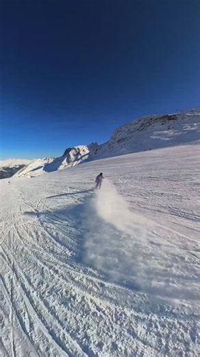 What do you think about when skiing backwards 🤔🎿3 top tips - 1) look over the outside shoulder 2)Allow the skis to split 3) Try to maintain the same speed down the hill. 💥 | Pulse Snowsports