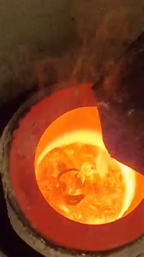 Nel nostro laboratorio, la #fusione dei metalli preziosi è un processo controllato in ogni dettaglio, grazie ai forni a induzione di ultima generazione. Un servizio rapido, sicuro e - in caso di vendita – completamente gratuito. ☎ 0678851836 📧 info@polometallipreziosi.it 🌐 www.polometallipreziosi.it/fusione-oro-e-argento #PolometalliPreziosi | Polo Metalli Preziosi