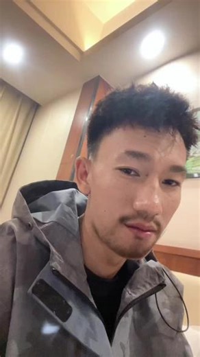 当时18…19岁 当然觉得自己很摔啊