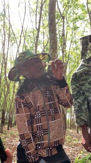 New Beekeeper Testing Fresh Honey 🍯🐝 | First Taste From the Hive