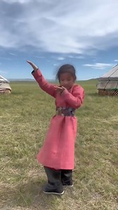 A South Mongolian girl is dancing the ancient Mongolian dance "bielgee" Sound ON | Uuten Altai
