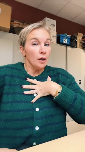 ❗️Lees even mee Iedereen denkt dat angst eruitziet als: zweten, hyperventileren, paniek… Maar eerlijk? Angst is vaak veel stiller. Veel minder zichtbaar. Veel meer vermoeiend. Angst kan eruitzien als: • “Ik ben gewoon moe.” • Onverschilligheid. • Uitstellen. • Geen keuzes kunnen maken. • Altijd alert zijn. • Te veel nadenken. • Pleasen. • Of net: niets meer voelen. Waarom dit gebeurd: Wanneer je angstig bent, gaat je brein in overdrive. Je zenuwstelsel blijft op “gevaar” staan, zelfs als er geen