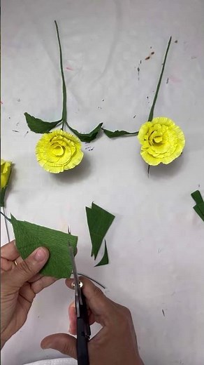 Cómo elaborar una hoja en papel crepe