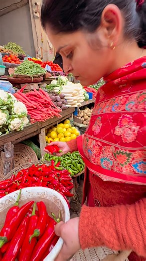 Indu Pankaj Diwan on Instagram: "Hari or Lal mirch ka achaar dalna hai to le chalte hai kuch #hamirpur sabji mandi se 🧿🫶🧿❤️🧿#love #instagram #viral #reels"
