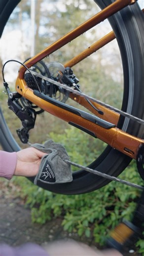 To get the most out of LinkLube All-Weather, follow these steps: 🔗 1️⃣ Fully degrease your drivetrain before applying fresh lube to ensure there is no old chain oil present. For best results, use our foaming drivetrain degreaser. 2️⃣ Ensure you thoroughly rinse your chain with clean water after degreasing 3️⃣ Give the bottle a good shake to awaken the secret sauce, then apply! 4️⃣ Keep cycling the chain for 10 seconds or so to help the lube work its way into your chain. 5️⃣ Thoroughly wipe away