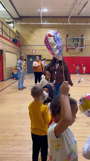 🦃🎈 Our Preschool & Pre-K Balloon Parade! Today our little ones put on the sweetest parade you’ve ever seen! Complete with DIY balloons made from aluminum foil and colorful marker designs! They proudly marched through the halls with their shiny creations, showing off turkeys, superheroes, smiley faces, and all the imagination their little hands could dream up. The joy on their faces was priceless! 💛 We’re so grateful for our amazing families and teachers who make these magical moments happen.
