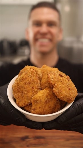 Matt West | ONLINE FITNESS COACH on Instagram: "Weet-Bix Chicken Nuggets 🤤 You’re not gonna believe this.. f*cking weet-bix! Why didn’t I think of this sooner? Have 2 of these for just 102 calories and you’re getting 16g protein I saw it here first, alright. You need to try these 👇 👨‍🍳 Ingredients you’ll need: ✅ 400g chicken breast ✅ 50g parmesan cheese ✅ 1 egg ✅ 1 tsp paprika ✅ 1 tsp garlic powder ✅ 1 tsp mixed herbs ✅ Salt and pepper ✅ 2 Weet-Bix 💡 Tip: Blend your Weet-Bix for that super