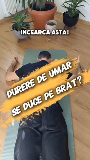 3 exerciții simple pentru durerile de umeri și îmbunătățirea posturii Aceste exerciții sunt ideale pentru cei care se confruntă cu dureri de umeri ce radiază pe braț sau pentru cei care vor să corecteze postura. Realizate pe saltea, culcat pe burtă, ele sunt sigure și eficiente pentru activarea și întărirea musculaturii posturale. Cum să le execuți corect? Repetări: 10-15 repetări, în 2 serii. Progresiv: Începe cu câte repetări poți face corect și confortabil, fără să forțezi. Lent și controlat: