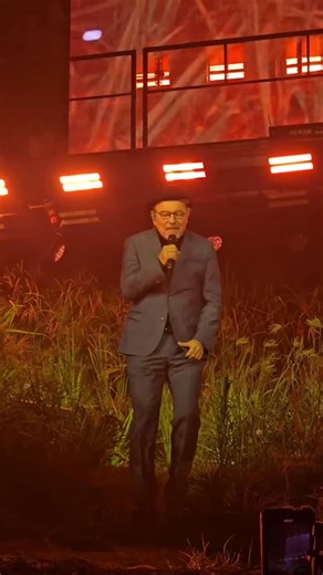 This is history Puerto Rico! 🇵🇷💥🇵🇦 The legend Rubén Blades brought his magic to the stage, soneando alongside Bad Bunny on “Baile Inolvidable” at the 23rd show of the Residency. 🔥🔥🔥 #badbunny #rubenblades #dtmfworldtour #nomequieroirdeaquí #dtmf #concert #puertorico #jlpromotionspr 🎥 @moveconcertspr Via: @jlpromotionspr #prstrongwepa #puertorico #panama | Prstrongwepa