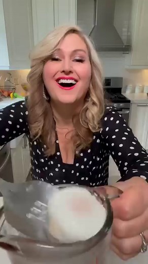 The easiest poached egg hack that works every time! Crack an egg in 1 cup of cold water with a tsp of vinegar. Make sure it’s no larger than a cup size. Microwave for 1 min. #hack #poachedeggs #avocado #breakfast 🥑 | Jennifer Valentyne