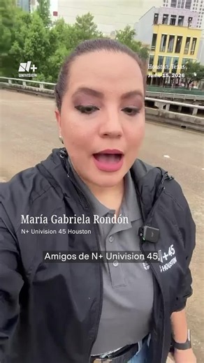 Inundaciones cierran la calle Travis hacia la I-45 en Houston; autoridades alertan por crecidas repentinas y la reportera María Gabriela Rondon tiene los detalles. #ElTiempoNmásUnivision #VigilantesDelTiempo