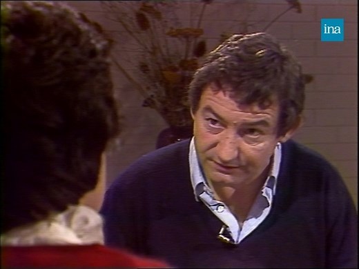 😂QUAND ON EST C... Interviewé par Anne Sinclair en 1982, Pierre Desproges présente son livre "Manuel de savoir-vivre à l'usage des rustres et des malpolis" avec la loufoquerie parfois teintée de mauvais goût qu'on lui connaît. Expert en "connerie", il dresse un portrait au vitriol de ses dignes représentants ! "Les c..s aiment rire, on en rencontre souvent dans les sous-bois car ils adorent les plaisanteries de derrière les fagots"😁 | INA