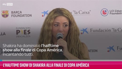 Shakira smette di ballare quando si accorge che un fan la sta filmando sotto la gonna