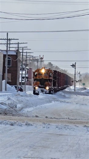 No railroad crossing gates or train horns needed as ELS 400 & 1221 head north through the frozen Tundra in Iron Mountain, MI.. Train horns are against the city ordinance. #train #short | Escanaba & Lake Superior Railroad w/ Jason Asselin