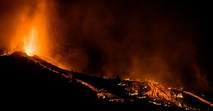 Thousands of people evacuated as Canaries volcano erupts