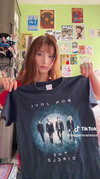 DIY Fashion: How to Cut Your Shirts Like a Rockstar | 80s Style