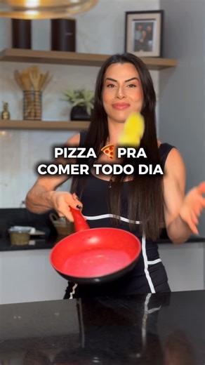 ALINE PAMPLONA on Instagram: "🍕 Pizza pra você comer todos os dias 🥔 Base • 1 batata inglesa inteira, cozida no micro-ondas por 5–6 minutos 🔥 Massa na frigideira antiaderente • Cebola a gosto • Um fio de azeite (com moderação 👀) • 1 colher de sopa de molho de tomate 🍗 Proteína • Aproximadamente 80 g de peito de frango cozido, temperado a gosto 🧀 Finalização • 1 fatia de queijo muçarela Tampe a frigideira só até derreter e pronto ✔️ ⸻ 🔢 Informações nutricionais aproximadas: ✨ Calorias: ~ 2