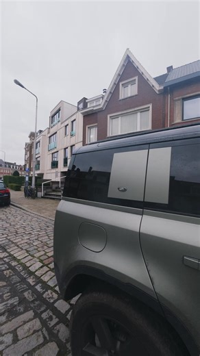 Alles gerenoveerd… behalve je toilet? 💀 Met Ugly Belgian Toilets zoeken Geberit en Ugly Belgian Houses naar het lelijkste toilet van België. Wat kan je winnen? Een upgrade naar een Geberit AquaClean Alba douche-wc, Verkozen tot Gekozen Product van het Jaar 2026 💧✨ We gebruiken water om alles schoon te maken… maar op het toilet grijpen we nog steeds enkel naar papier. Tijd om dat te veranderen! Kies voor een wc die jou met water reinigt 😌 📸 Deel een foto van je lelijk toilet. 🗳️ Stem en deel