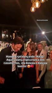 Que energia ⭐️ Até eu quis dançar daqui 🇹🇷🇹🇷 ✨ Hande Erçel encantou no casamento de Feyyaz Şerifoğlu! 💍🇹🇷 Além de prestigiar o colega de elenco da série #reminder ela ainda entrou no clima e dançou uma música tradicional turca, daquelas em que todos dão as mãos e mexem os ombros — um clássico dos casamentos por lá! 🕊️🎶 Você já viu essa dança típica turca nas Series? É impossível não querer entrar na roda! 😍 Halay é uma das danças folclóricas mais populares da Turquia, especialmente nas