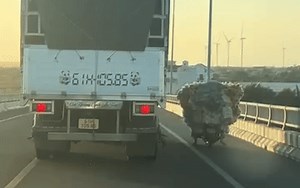 Thấy xe máy bị gió làm mất thăng bằng, tài xế xe tải có hành động này - Saostar.vn