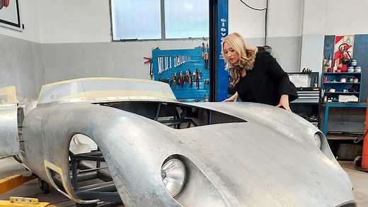 Así es por dentro la fábrica de réplicas de autos históricos que dirige una argentina