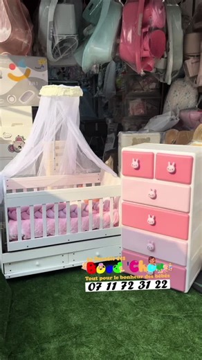 Découvrez notre lit en bois accompagné de sa commode assortie : un ensemble chic, solide et harmonieux pour créer un espace doux et organisé. Design naturel, qualité durable… La chambre devient tout simplement magnifique ! 📍Abidjan (Adjamé marché gouro) carrefour banfora 📍Yango: (paradis des boudchou ) 📍Marcory grand marché ☎️: 225 07 11 723 122 #p#paradisdesboudchout#trousseauaadjaméc#cododobebel#layettebalancelle