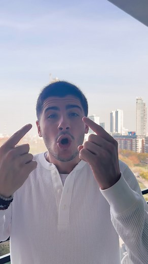 🟦💵 ¿QUÉ VA A PASAR CON EL DÓLAR? 💵🟦 Te contamos qué podría pasar con el dólar ahora que ha llegado a 1300. 📈 Nosotros anticipamos esta situación debido a las ventas del sector agrícola. ¿Y qué vamos a hacer nosotros? Vamos a volver a la tasa en pesos. Pero contanos, ¿vos qué vas a hacer? 💬👇 #Dólar #Economía #Finanzas #Inversiones #MercadoFinanciero #TasaEnPesos #BolsaDeValores #AhorroInteligente #CrecimientoEconómico #OportunidadesDeInversión #EducaciónFinanciera #AnálisisFinanciero #Altu