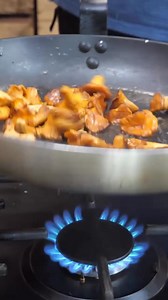 Sos kurkowy to jeden z najlepszych sosów jakie w sezonie możemy sobie przygotować. Jest pełen smaków i aromatu lasu a kurki w tym roku rosną wszędzie 😎 składniki: 400g kurek 250 ml śmietanki 30 % 150ml bulionu warzywnego lub drobiowego 1 średnia cebula 2 ząbki czosnku tymianek masło do smażenia natka pietruszki sól,pieprz do smaku | Tomasz Strzelczyk Oddaszfartucha YouTube