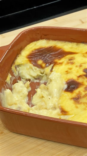 Bacalhau cremoso ao forno com batatas e molho especial! . . . INGREDIENTES: Leite 1 litro 1/2 cebola Cravos da índia 3 dentes de alho 2 folhas de louro Noz moscada Bacalhau 2 lombos Cozinhar por 10 minutos 1 cebola cortada em meia lua 3 dentes de alho 4 batatas cortadas em cubinhos Azeite Folha de louro Óleo quente MOLHO: Manteiga 2 colheres de sopa Farinha de trigo 2 colheres de sopa Leite da cozedura do bacalhau Sal 1 gema Forno 180ºc por 29 minutos | As Receitas da Mara