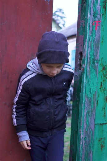 Bringing smiles: Santa's interaction with a family | Family World