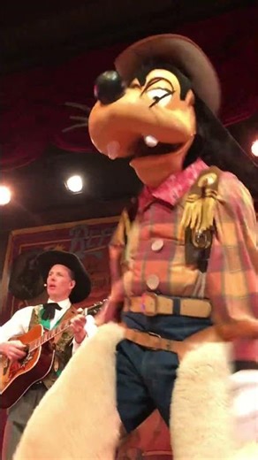 Goofy dancing like nobody's watching 😂 #disney #countrydance #shorts