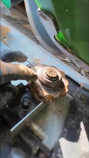 Auto chain tensioning.Multiple safety slip clutches on a Geringhoff Northstar corn head explained