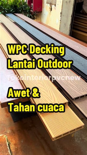 WPC Decking Lantai Aman untuk area outdoor tahan panas dan hujan, tidak licin, anti rayap dan anti jamur 😍 Jadi adem banget ya dan super estetik 🍃 Banyak pilihan warna dan motif yang keren keren banget 👍😍 #wpc #decking #wpcdecking #lantai #outdoor