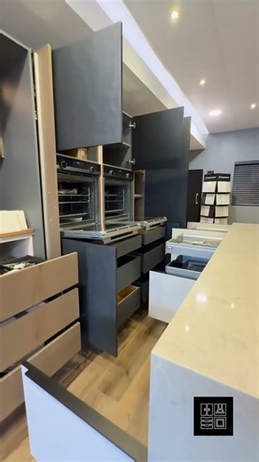 Ex-Display Nolte Tavola Oak & Black Slate Kitchen with Island