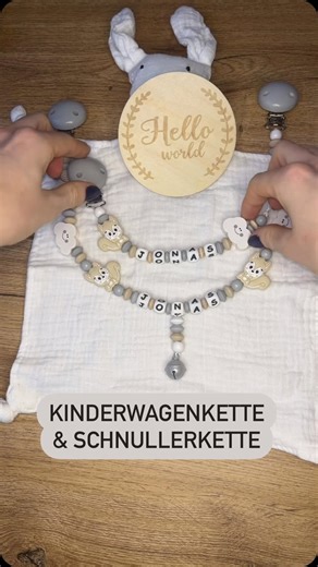 🌸 Schnullerkids24 🌸 on Instagram: "Die Mama von dem kleinen Jonas hat sich diese Schnullerkette und Kinderwagenkette selbst zusammen gestellt. 😍 Du möchtest das auch? Schreib mir einfach eine Nachricht 💌 #schnullerkette #babygeschenk #kinderwagenkette #kinderwagen #handmade #selbstgemachtes #babygeschenk #personalisiert #personalisiertegeschenkideen #handmadewithlove❤️ #mamaseinistschön #papaseinistschön #mamaalltagmitbaby #babyleben #mamaleben"
