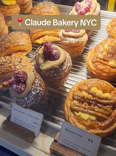 I know Claude Bakery is French-inspired, but the minimalist design and cardamom buns took me straight back to Copenhagen. A blissful Saturday morning in the West Village starts with: 🥮 Cardamom bun 🥐 Banoffee Danish ☕️ Plain latte 🌞 Sunshine Practically perfect pastries, somewhat staggering prices (the above cost me $23.50 but they threw in the sunshine for free).