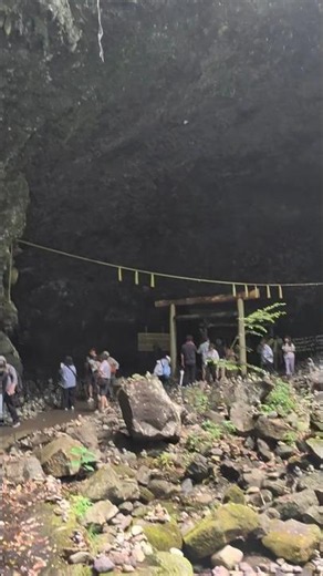 ​天安河原へ！大洞窟の中に佇む鳥居と無数の石積みがとても神秘的です✨神話の歴史を感じる、宮崎・高千穂の圧倒的なパワースポットの空気を動画でどうぞ！#天安河原 #高千穂 #パワースポット