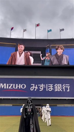 ／いよいよ𝗣𝗟𝗔𝗬 𝗕𝗔𝗟𝗟‼️⚾️＼スター・ウォーズキャラクターたちがグラウンドに集結⚡️ファーストピッチを務めるのは#スターウォーズ の大ファン・恒松祐里さんマンドーと一緒にマウンドへ！#STARWARSNIGHT2026『スター・ウォーズ／#マンダロリアンアンドグローグー』大ヒット上映中