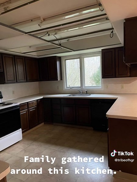 I see a life well-lived in these walls. #vintagehomes #1970saesthetic #homerenovation #rebuild #nostalgia #mothershome